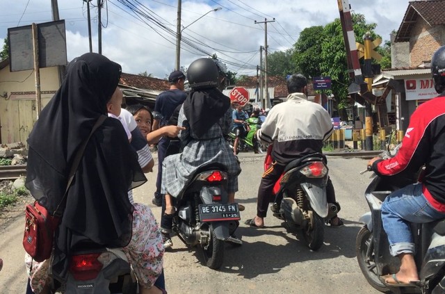 Pengendara di Bandar Lampung Keluhkan Palang Pintu Kereta Api Tidak Berfungsi (1)