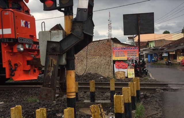 Pengendara di Bandar Lampung Keluhkan Palang Pintu Kereta Api Tidak Berfungsi (2)