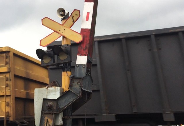 Pengendara di Bandar Lampung Keluhkan Palang Pintu Kereta Api Tidak Berfungsi (3)