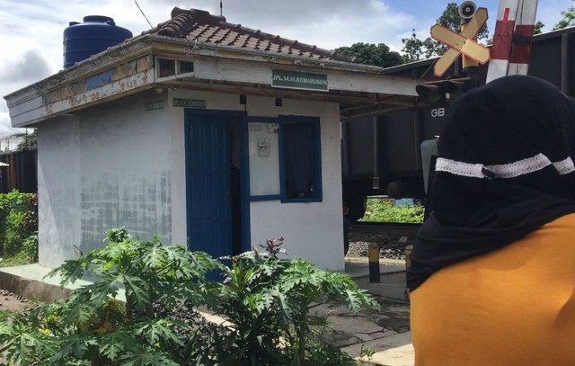 Pengendara di Bandar Lampung Keluhkan Palang Pintu Kereta Api Tidak Berfungsi (4)