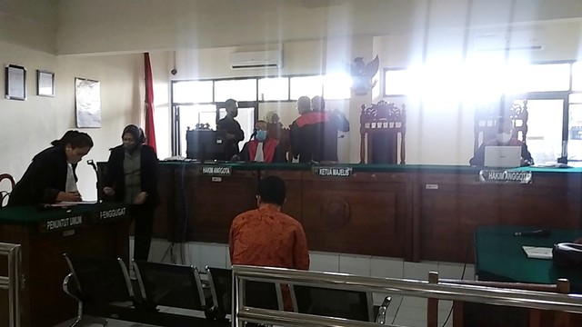 Dody Prasetyo dokter terdakwa kasus pelecehan seksual di Kota Semarang saat mengikuti sidang vonis di PN Semarang. Foto: Intan Alliva/kumparan