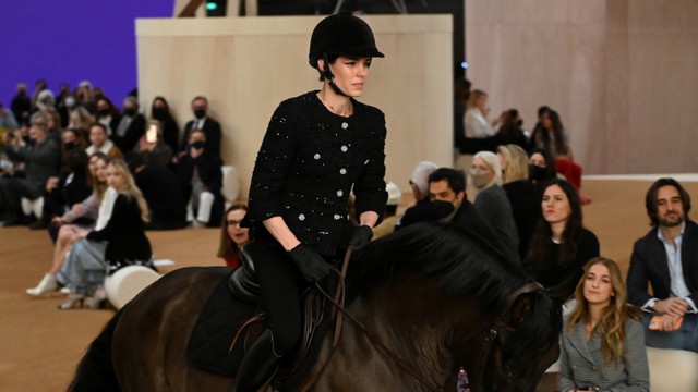Charlotte Casiraghi mengendarai kuda di landasan pacu selama pertunjukan Chanel Haute Couture Spring/Summer 2022 di Le Grand Palais Ephemere di Paris, Prancis, Selasa (25/1/2022). Foto: Pascal Le Segretain/Getty Images