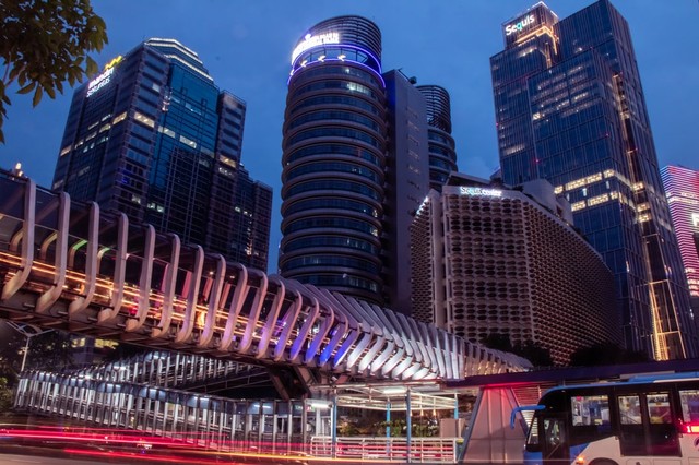 Kota Jakarta di malam hari. | Foto: Unsplash/Achmad Al Fadhli