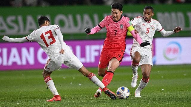 Son Heung-min dari Korea Selatan duel dengan Caio Canedo Correa dari Uni Emirat Arab pada pertandingan sepak bola kualifikasi Asia Grup A Piala Dunia Qatar 2022 pada 11 November 2021. Foto: Jung Yeon-je / AFP
