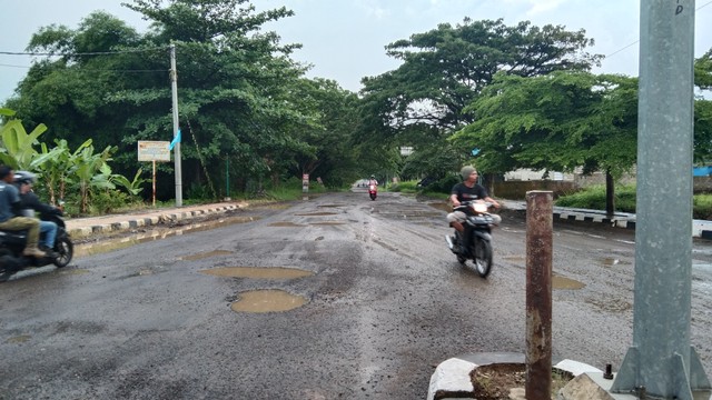 Kondisi sebagian jalan rusak di jalan lingkar Baribis, Majalengka. Foto: Erick Disy/CIREMAITODAI