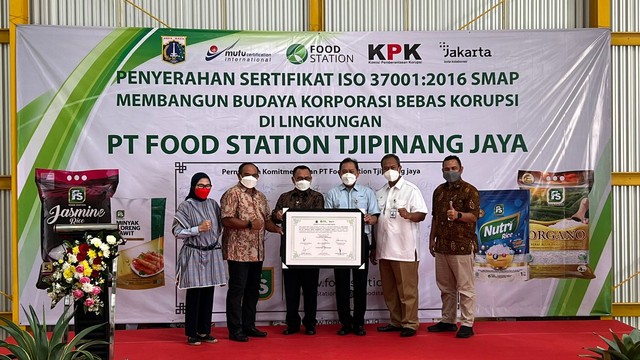 PT Food Station Tjipinang Jaya dapat penghargaan Sertifikat SNI ISO 37001:2016 Sistem Manajemen Anti Penyuapan (SMAP), Rabu (26/1/2022). Foto: Food Station Tjipinang Jaya