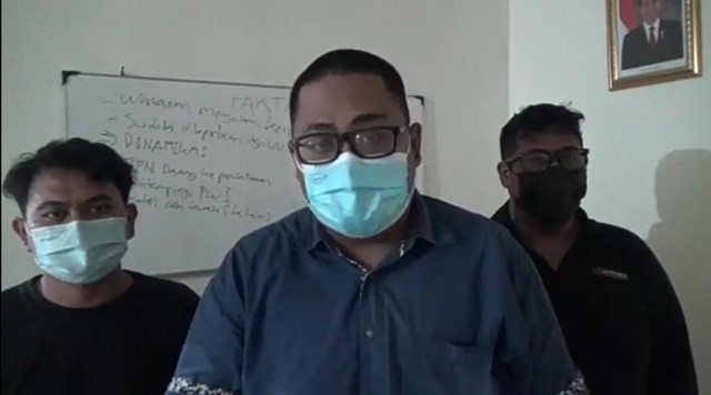 Rendy Mahardika dari Koalisi Pembebasan Pers Lampung menyatakan sikap atas kasus intimidasi dan upaya perampasan alat kerja terhadap jurnalis oleh Satpam BPN Bandar Lampung, Rabu (26/1) | Foto : Sidik Aryono/ Lampung Geh
