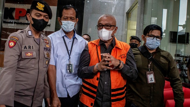 Mantan Bupati Kabupaten Buru Selatan Tagop Sudarsono Soulisa (kedua kanan) berjalan keluar dengan menggunakan rompi tahanan KPK usai menjalani pemeriksaan di gedung KPK, Jakarta, Rabu (26/1/2022). Foto: Aprilio Akbar/ANTARA FOTO