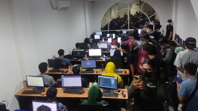 Penggerebekan kantor pinjaman online ilegal di kawasan PIK 2, Jakarta Utara, Rabu (26/1/2022). Foto: Jonathan Devin/kumparan