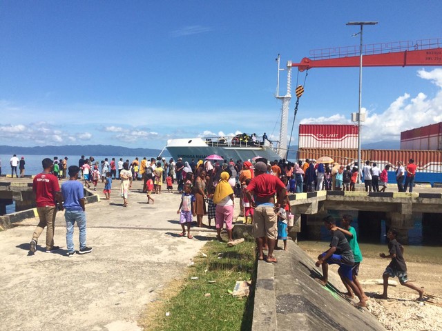 KM. Kendhaga Nusantara 9, kapal tol laut akhirnya berlabuh untuk pertama kalinya di Pelabuhan Malbufa, Kepulauan Sula. Foto: Iwan Setiawan/cermat