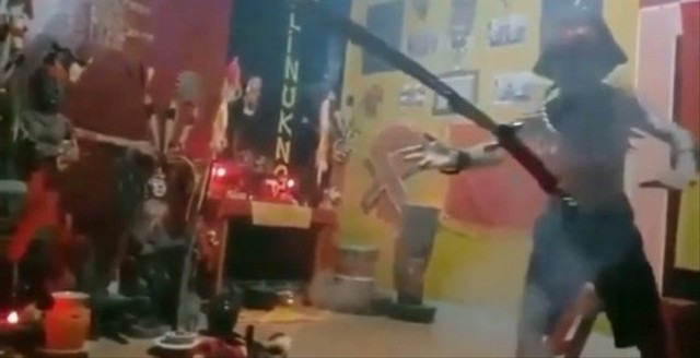 Viral diduga seorang warga Kalimantan menerbangkan Mandau untuk memberi pesan kepada Edy Mulyadi. (Foto: Instagram/@fakta.indo).