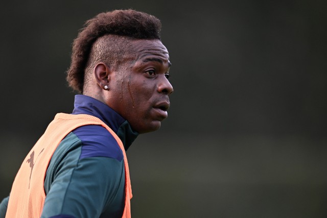 Pemain timnas Italia Mario Balotelli mengikuti sesi latihan di Centro Tecnico Federale di Coverciano, Florence, Italia, Rabu (26/1/2022).  Foto: Claudio Villa/Getty Images