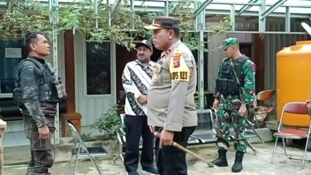 Suasana di Puskesmas Ilaga, Puncak, tempat disemayamkan 2 TNI yang gugur ditembak KSTP di Distrik Gome, Kabupaten Puncak. (Foto: istimewa) 