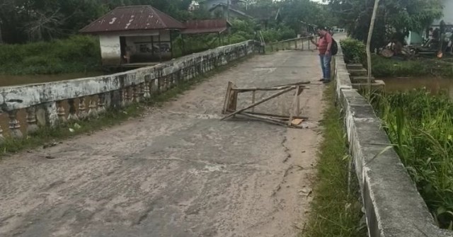 Jembatan menunju Keraton Amantubillah Mempawah patah. Foto: M. Zain/Hi!Pontianak