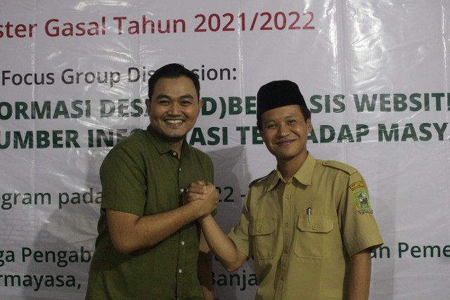 Ketua PPM, Titis Wisnu Wijaya saat berkunjung dan bertemu Kepala Desa Darmayasa, Pak Ahno. Foto: Muhammad Syahrir/Fotografi
