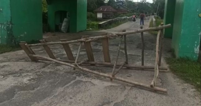 Jembatan menuju Keraton Amantubillah Mempawah kini hanya bisa dilalui kendaraan roda dua. Foto: M. Zain/Hi!Pontianak