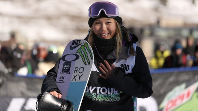 Chloe Kim dari Tim Amerika Serikat saat berkompetisi di final snowboard superpipe putri selama Hari ke-5 Tur Dew di Copper Mountain pada 19 Desember 2021 di Copper Mountain, Colorado. Foto: Ezra Shaw/Getty Images