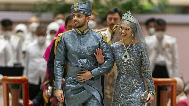 Potret Putri Fadzilah Lubabul Bolkiah dan Abdullah Nabil Mahmoud Al-Hashimi di acara resepsi pernikahan. Foto: Instagram/@bruneiroyalfamily