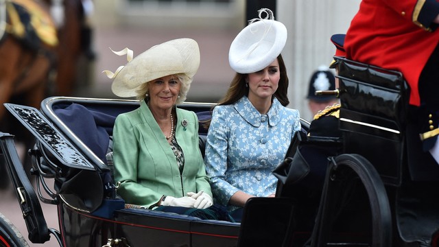 Camilla Parker Bowles bersama Kate Middleton naik kereta kuda selama Parade Ulang Tahun Ratu, 'Trooping the Colour,' di London pada 13 Juni 2015. Foto: Ben Stansall/AFP