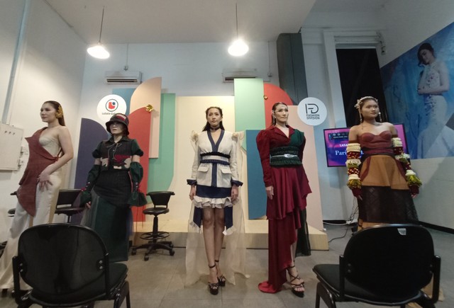 5 dari 10 busana Tenun Gedog asal Tuban ini akan tampil di perhelatan Paris Fashion Week 2022 Maret mendatang. Busana tersebut merupakan karya dari siswa LaSalle College Surabaya. Foto-foto: Masruroh/Basra