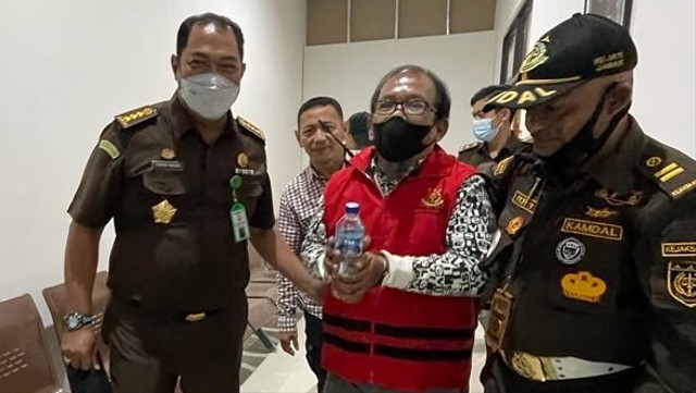 Tim Intelijen dari Kejati Jabar dan Tim Intelijen Kejati Sumatera Utara amankan pelaku Tipikor, Jhonson Tambunan, yang buron selama 18 tahun pada Rabu (26/1).  Foto: Dok: Istimewa
