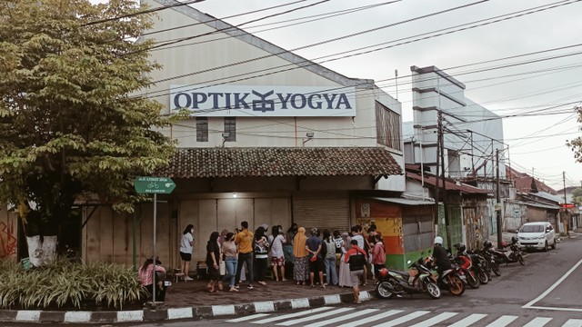 Warga Yogya mengantri jajanan pasar legendaris di dekat Tugu Jogja pada pagi hari akhir tahun lalu. Foto: ESP