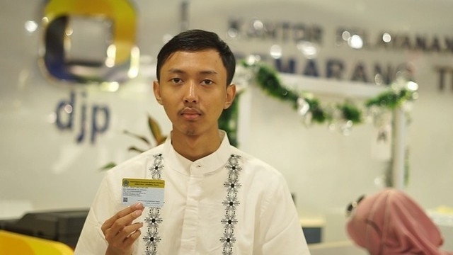 Ghozali memerlihatkan kartu NPWP sesaat setelah mengurusnya di Kantor Pajak Semarang. Foto: Dok. Ditjen Pajak