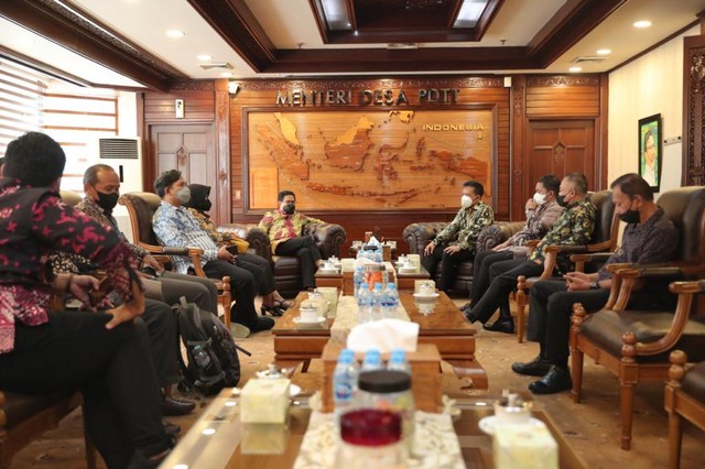 Menteri Desa, PDT dan Transmigrasi Abdul Halim Iskandar Menerima Audiensi DPRD Kab. Pacitan Ronny Wahyono berserta staf, terkait Permendes PDTT Nomor 7 Tahun 2021 tentang Prioritas Penggunaan Dana Desa Tahun 2022. Foto: Angga/KemendesPDTT
