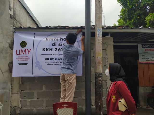 Tim KKN 261 UMY melakukan pemasangan banner di salah satu tempat mitra yang melakukan kerja sama dengan KKN UMY dalam program kerja Pemberdayaan UMKM dan Sekolah Melalui Platform Media Digital di Masa Pandemi Covid-19 Foto: Rizqa Fadilah/KKNUMY261