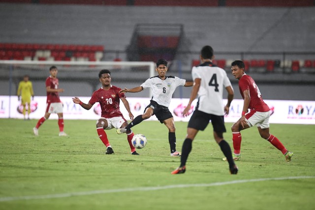 Timnas Indonesia menghadapi Timor Leste dalam laga uji coba di Stadion Kapten I Wayan Dipta, Denpasar, Bali, Kamis (27/1) malam WIB.  Foto: Dok: PSSI
