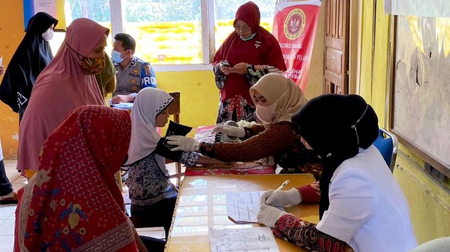 Sejumlah warga tengah mendaftar untuk mengikuti vaksinasi massal yang digelar oleh BINDA Sumatera Barat, Kamis 27 Januari 2022. Foto: dok BINDA