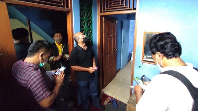 Petugas mengevakuasi seorang warga yang meninggal dunia di Sarkem, Yogyakarta, Kamis (27/1/2022). Foto: Polresta Yogyakarta
