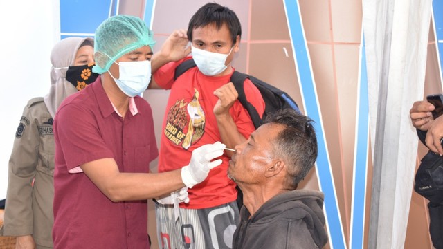 Pemeriksaan ulang swab antigen bagi pelaku perjalanan yang turun di Pelabuhan Kota Jayapura. (Foto: Humas Polresta Jayapura Kota) 