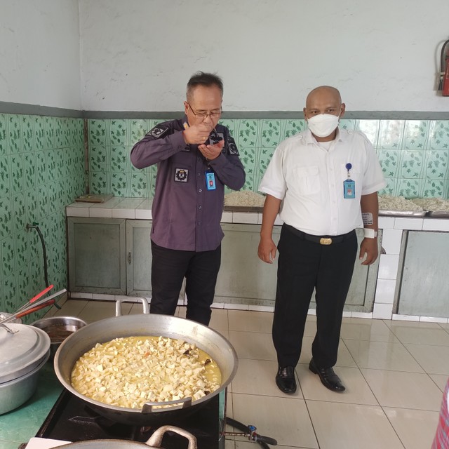 Diryantah icipi gulai tahu Dapur Rutan Purbalingga. Foto : Rutan Purbalingga.