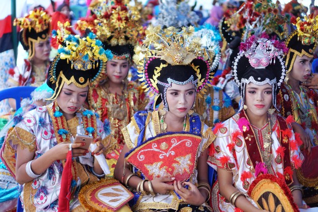 Tradisi mensucikan putri-putri masyarakat Buton di Takawa, Indonesia. Foto: sahlan/Shutterstock