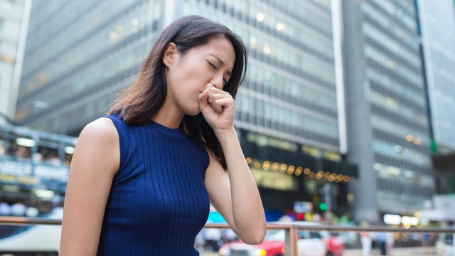 Seorang batuk kering. Foto: leungchopan/Shutterstock