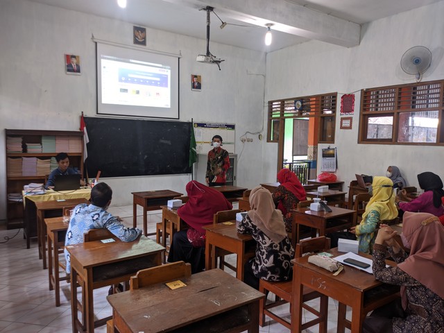 Kelompok KKN 261 UMY melakukan sesi Workshop kedua berkaitan dengan Digital marketing lewat konten, Podcast, Canva, dan Kinemaster. Rabu (26/01). Foto: Mohammad Rian Alvin/KKN261