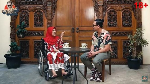 Dorce Gamalama berbincang dengan Denny Sumargo. Foto: Dok. Tangkapan layar kanal YouTube Denny Sumargo