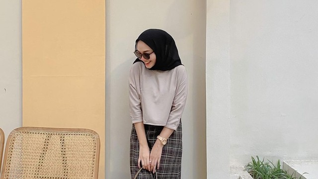 Padupadan hijab dan rok. Foto: instagram.com/donanirmala