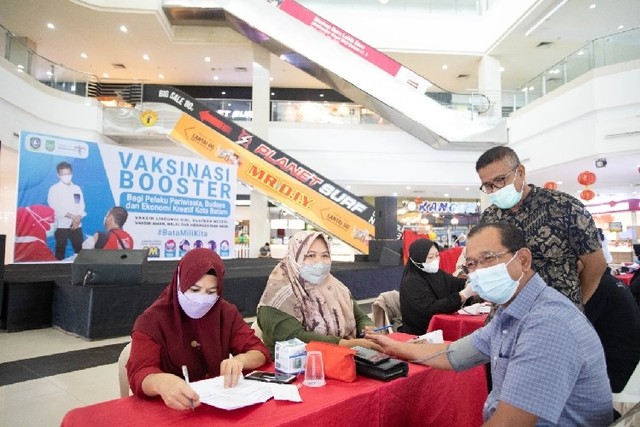 Pelaku pariwisata hingga ekraf di Batam terima vaksin booster (Foto: ist)