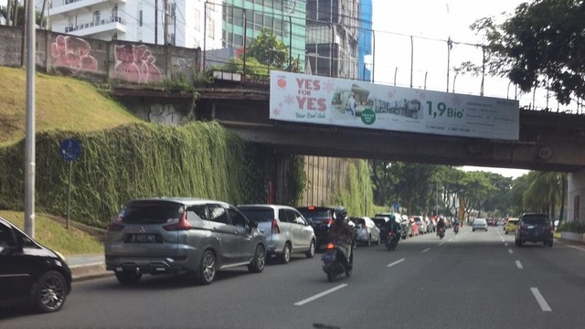 Antrean tes PCR drive thru terjadi di Laboratorium Bumame Bintaro, Tangerang Selatan, Jumat (28/1/22). Foto: Nugroho Ganda Novianto/kumparan