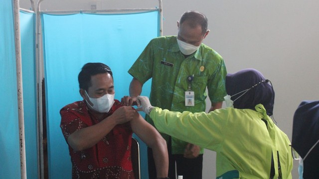 Wakil Ketua DPRD Temanggung Muh Amin disuntik vaksin tahap ketiga (booster), Kamis (27/1/2022). Foto: ari/Tugu Jogja