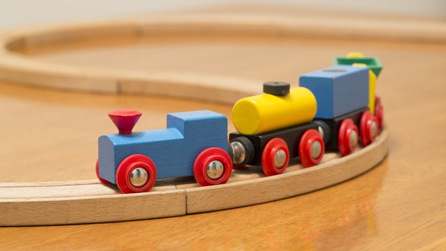 Kereta mainan anak-anak yang terbuat kayu. Foto: phildaint/Shutterstock