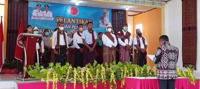 Ketua Ikatan Keluarga Flobamora (IKF) Papua Barat, Clinton C. Tallo melantik badan pengurus IKF Sorong Selatan