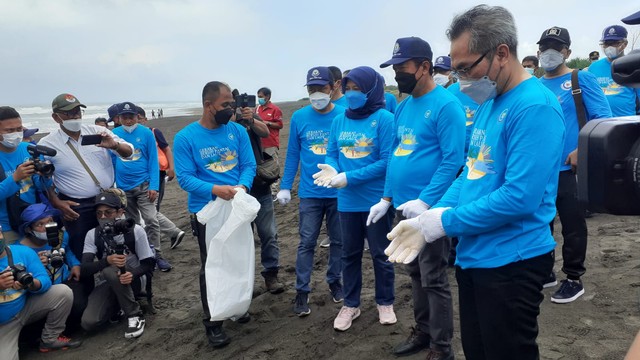 Menteri Kelautan dan Perikanan RI, Wahyu Sakti Trenggono melakukan aksi bersih pantai dan kick off Bulan Cinta Laut di Pantai Parangkusumo, Bantul, Jumat (28/1/2022). Foto: Erfanto/Tugu Jogja