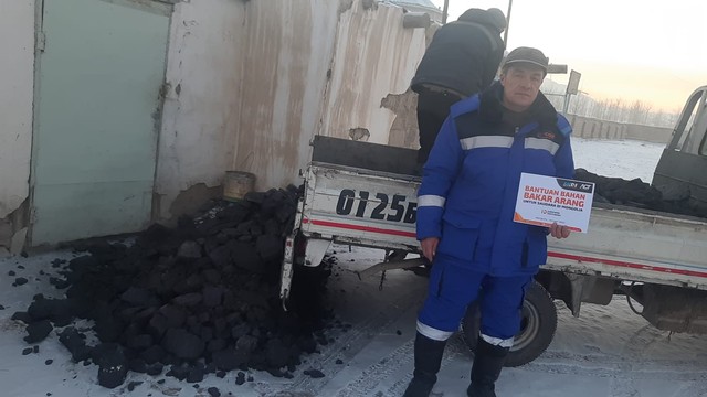 Bantuan Bahan Bakar Arang Untuk Masyarakat Prasejahtera, Bayan Olgii, Mongolia. Dokumentasi: ACT