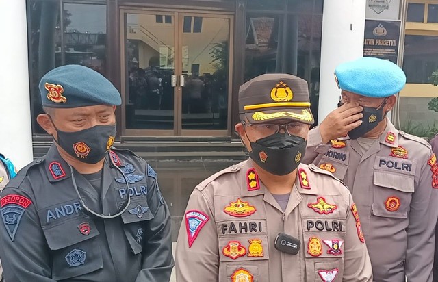 Kapolres Cirebon Kota AKBP M. Fahri Siregar (tengah) saat memberikan keterangan pemeriksaan 51 anggota GMBI dari Wilayah Ciayumajakuning.(Juan)