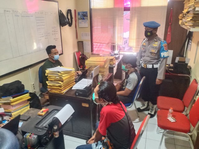 Anggota GMBI dari Ciayumajakuning jalani pemeriksaan intensif di Mako Polres Cirebon Kota.(Juan)