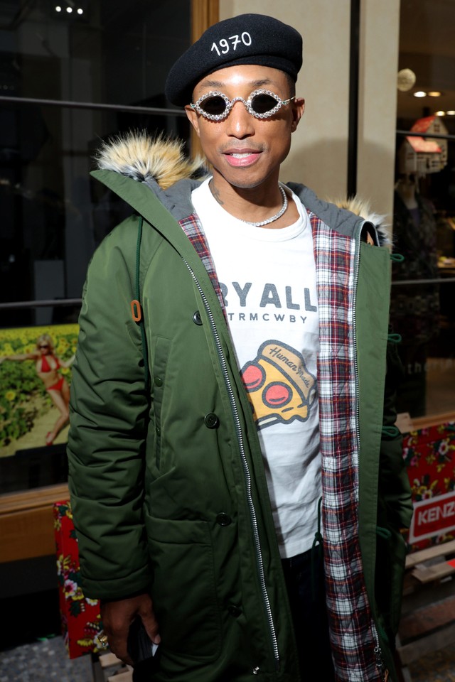 Pharrell Williams menghadiri pertunjukan Kenzo Fall/Winter 2022/2023 Paris Fashion Week di Paris, Prancis, pada 23 Januari 2022. Foto: Victor Boyko/Getty Images 