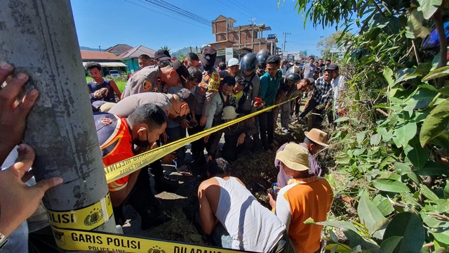 Satu tengkorak dan tulang manusia ditemukan dalam selokan oleh warga yang bergotong royong di Dusun Remaming, Desa Simpang Empat, Bebesen, Aceh Tengah, Jumat (28/1). Foto: Dok. Polsek Bebesen